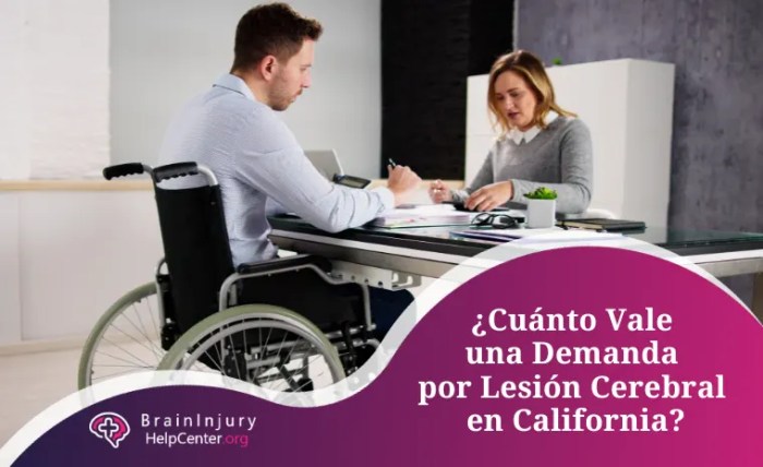 Médico calculando los costos de la atención médica con una calculadora ...