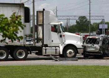 Common Causes of Tractor-Trailer Accidents – Moore Law Firm